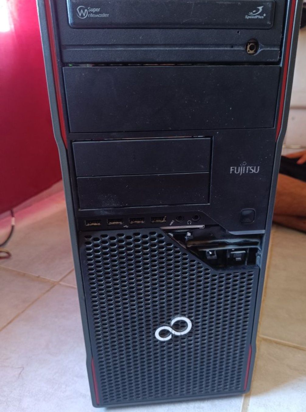 Кутия на Настолен компютър Fujitsu – подходящ за части или проект