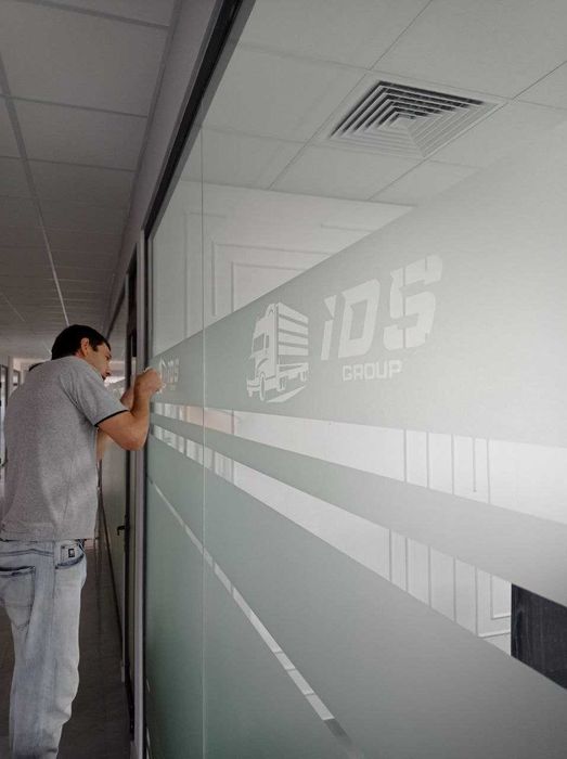 Туманка | Плёнка матовый Окна – реклама и декор | Tumanka xizmatlari