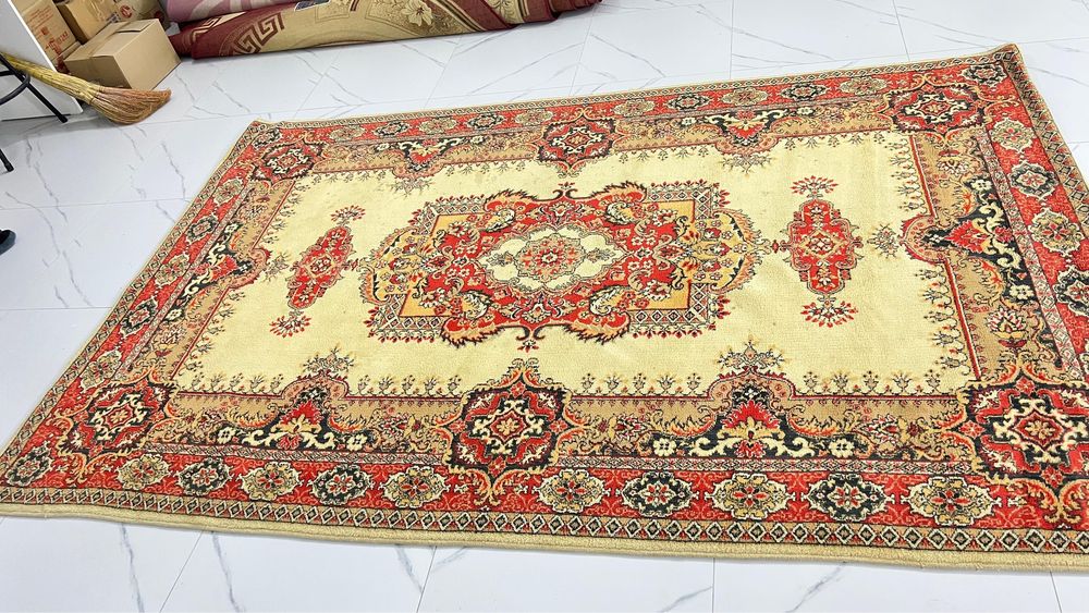 Ковер в хорошем состояний овльный плотный