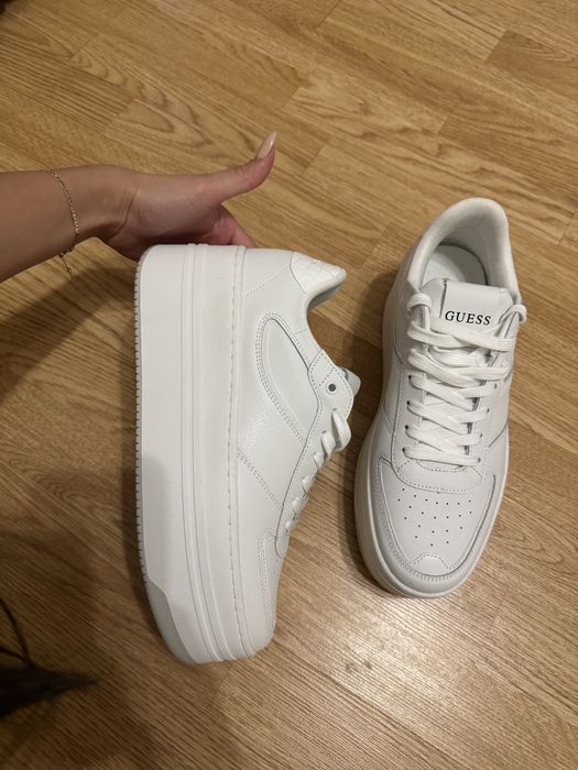 Обувки с висока платформа Guess