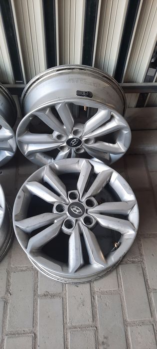 Дискілер Хюндай Кретада тұрған.Түпнұсқа.