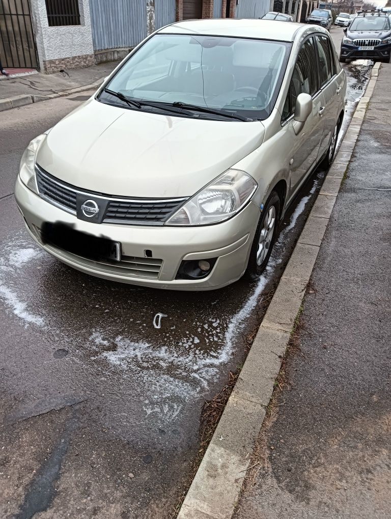 Nissan tiida limuzina