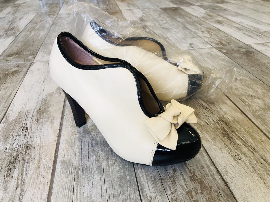 Чисто нови дамси обувки