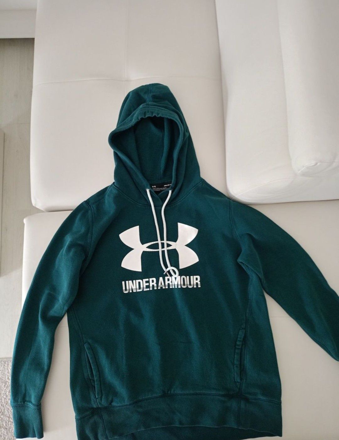 Vând hanorac Under Armour,in stare buna, produs de calitate, original.