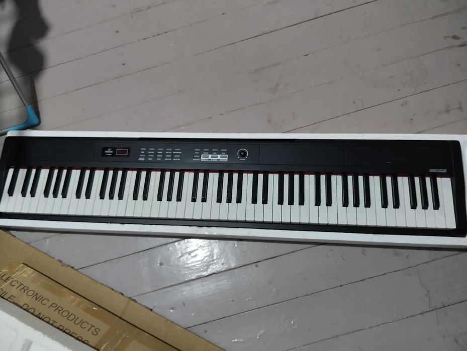Продам синтезатор б/у. Использовался примерно месяц