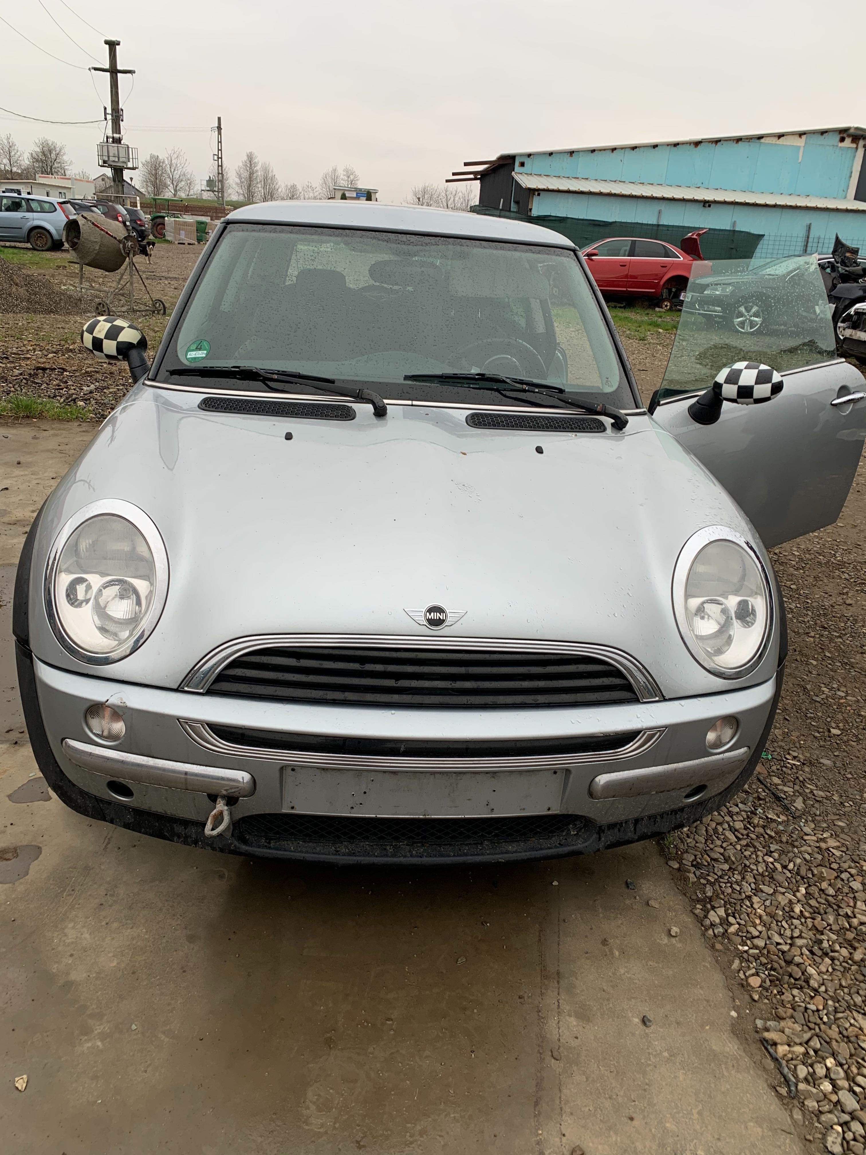 Dezmembrez mini Cooper One din 2003