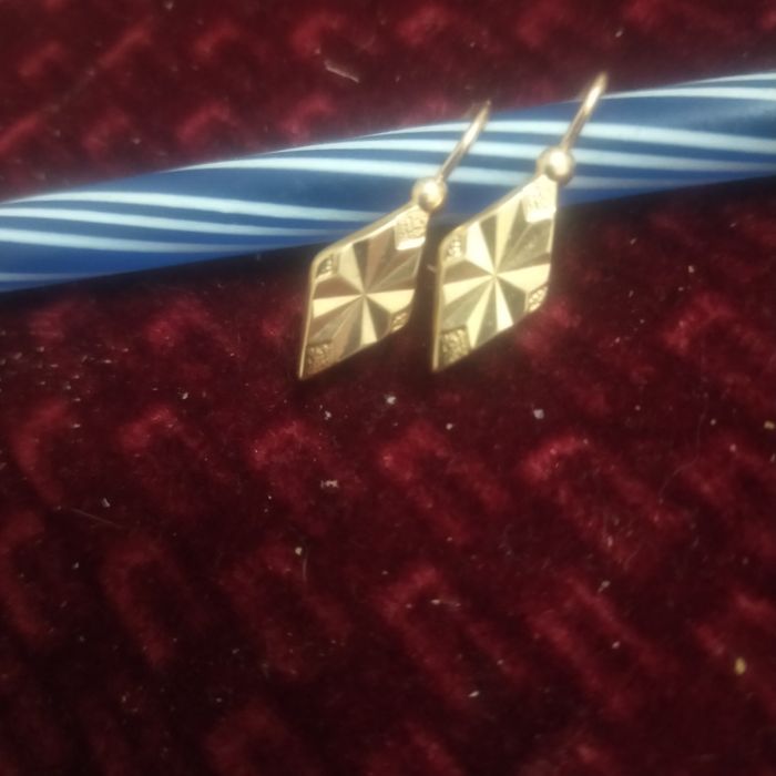 Продам золотые серьги,ромбики, советские,.Срочно.