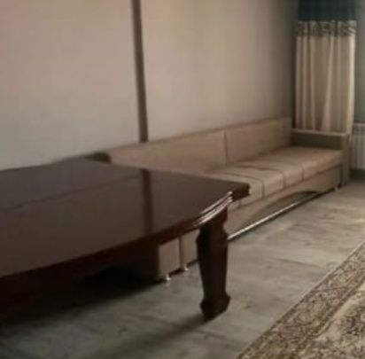 Стол большой раскладывается ,деревянный.