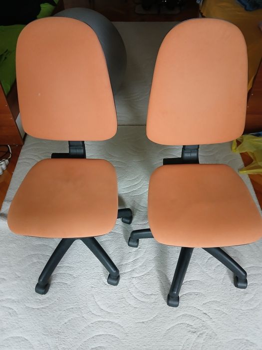 Офис стол - два броя по 60лв всеки