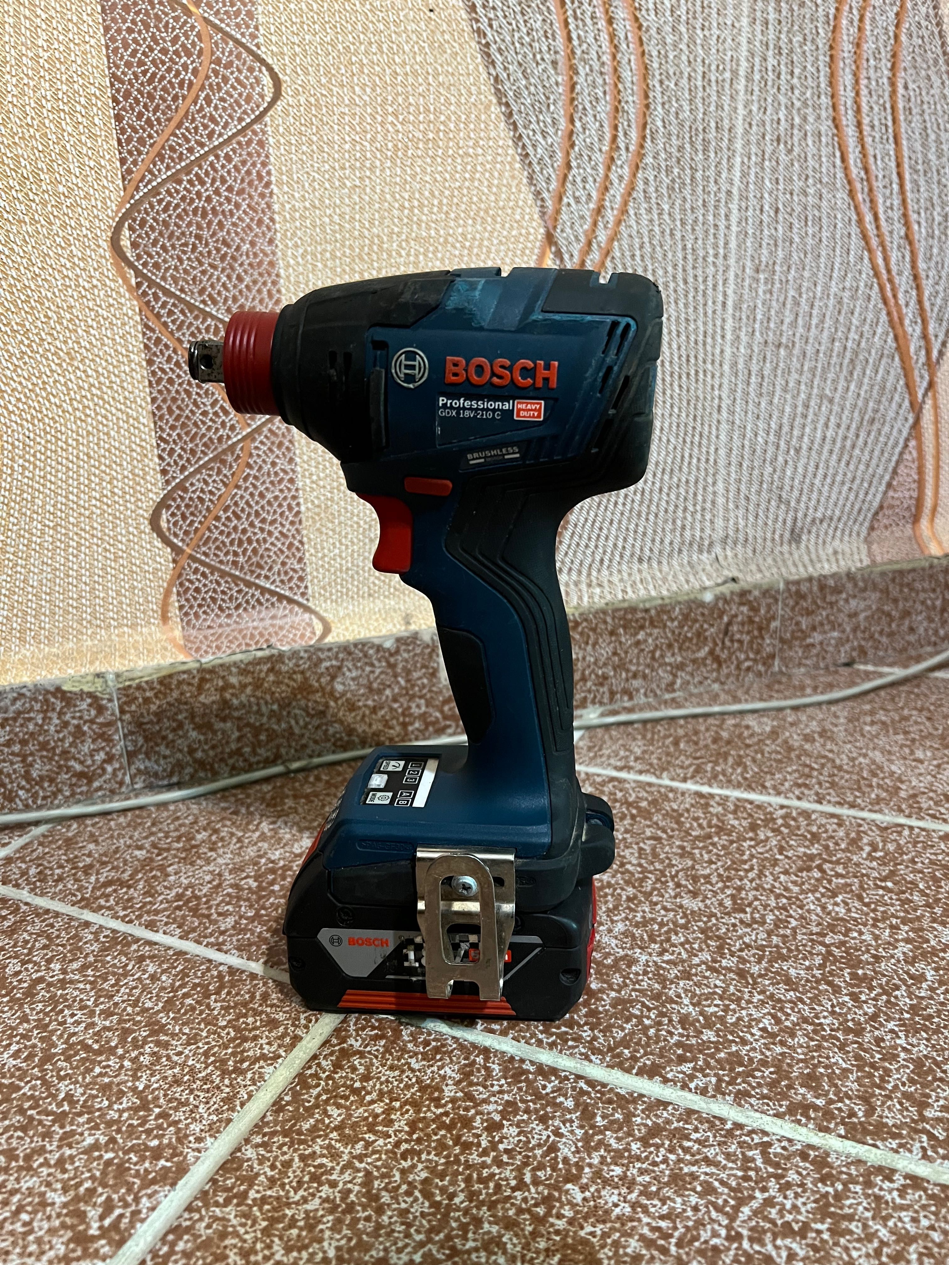 Безчетков акумулаторен гайковерт импакт Бош Bosch GDX 18V-210 C + 5А