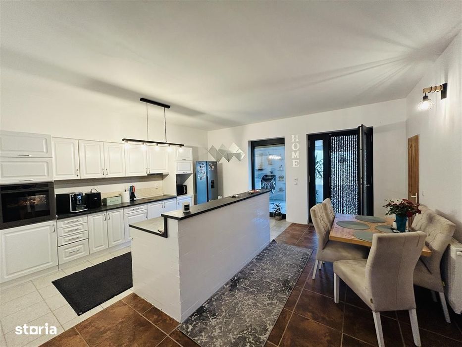 Casa pe un singur nivel - teren de 700 mp - 2 constructii in curte