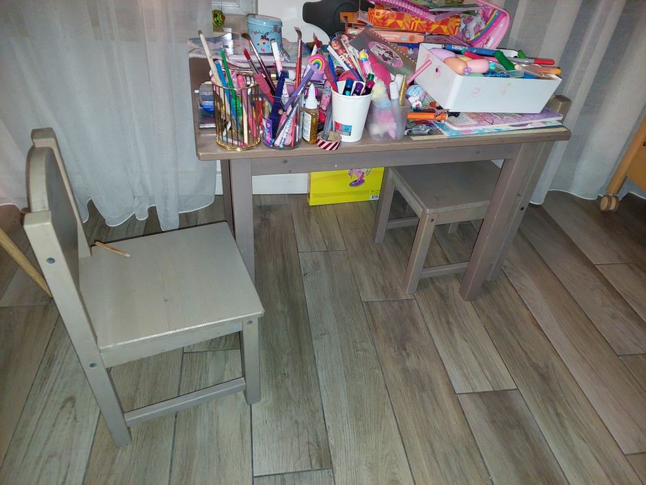 Vand set măsuța cu doua scaune copii