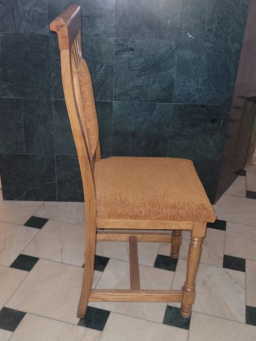Vindem scaune din lemn masiv, 50 bucăți