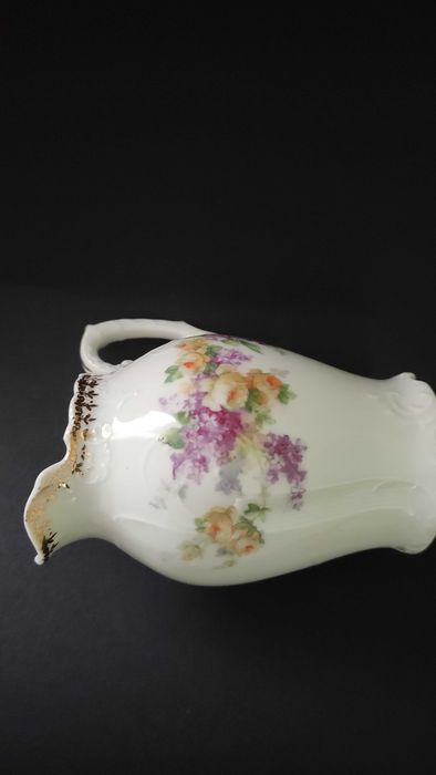 Една прекрасна порцеланова каничка/латиера