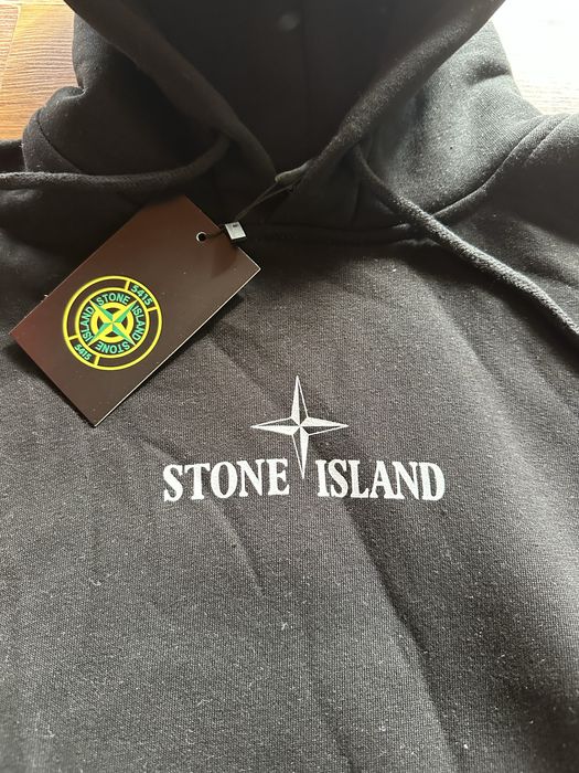 Мъжки,ватиран суитчер Stone Island в черно с голяма щампа на гърба