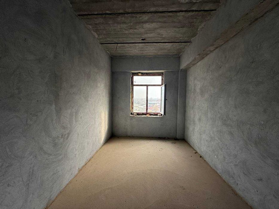 ПРОДАЁТСЯ 2х комнатная квартира в состоянии коробки в центре города