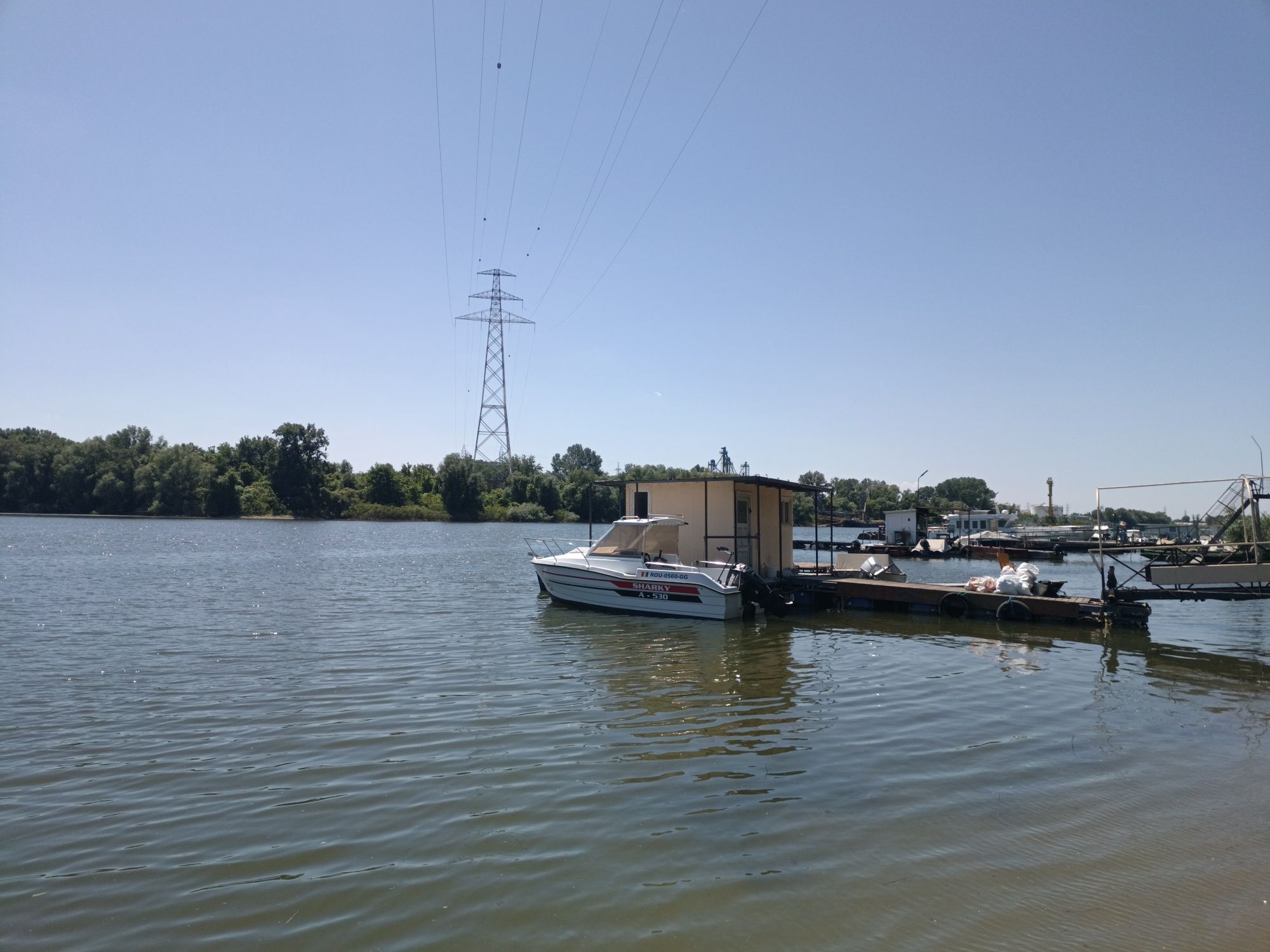 Barca cabinată cu motor și peridoc