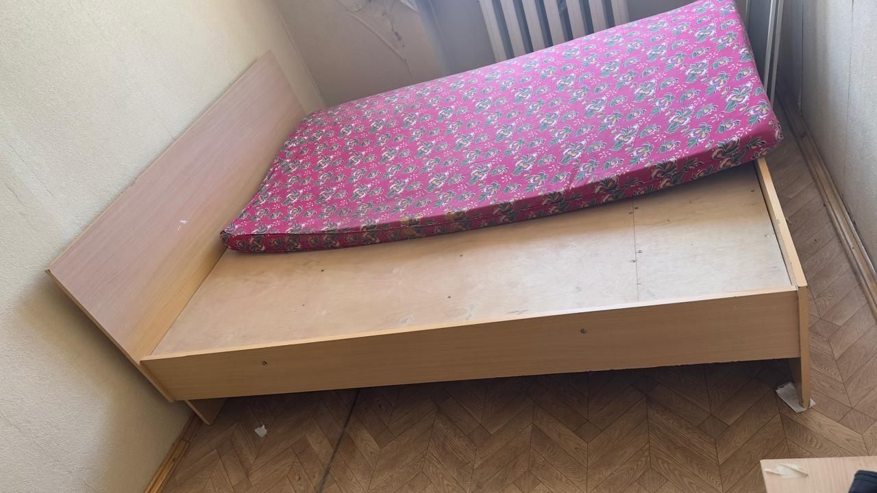 Продам 2-х спальный кровать, шкаф для одежды и трюмо