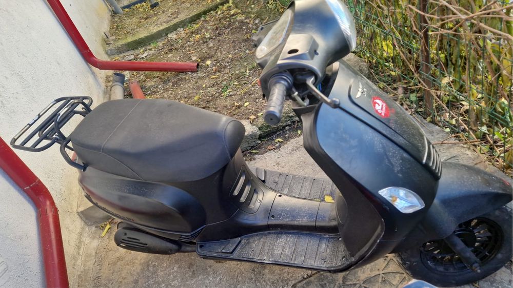 Vand scutere pentru livrari