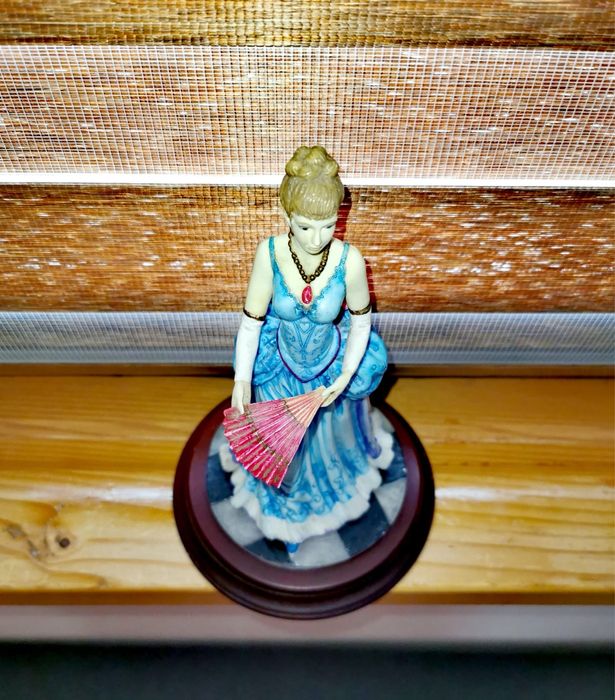 Фигура статуетка кукла винтидж ретро мода 1800 г. Дамата с ветрилото