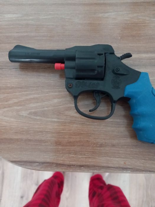 Pistolul cu capse