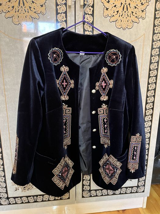 Костюм с вышивкой