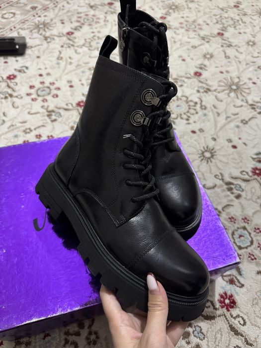 Ботинка новая 36