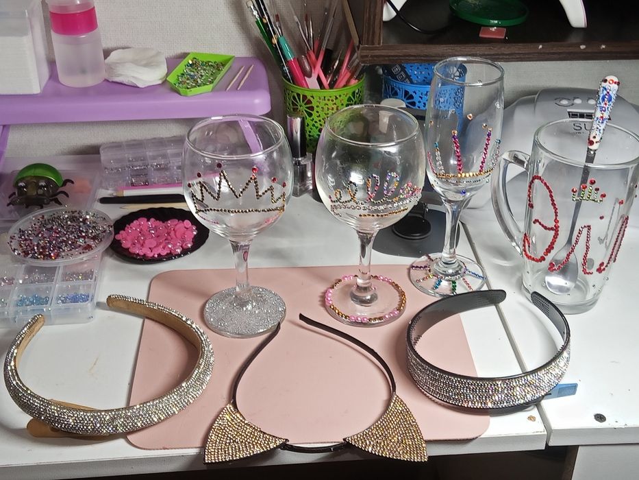 Создаю подарки своими руками. Клею стразами именные стаканы