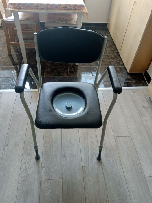 Тоалетен стол в перфектно състояние.