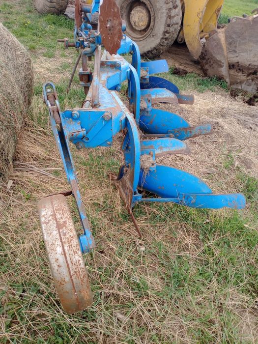 Vând plug RABEWERK,3 brazde