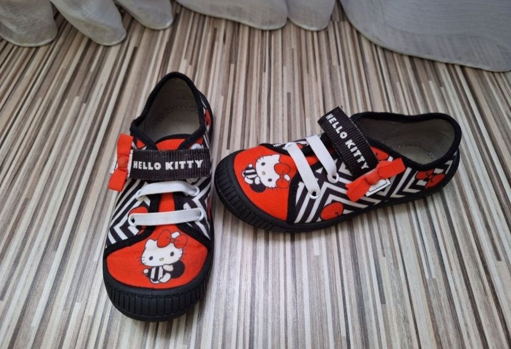 Papucei Hello Kitty mărime 30 ca noi.
