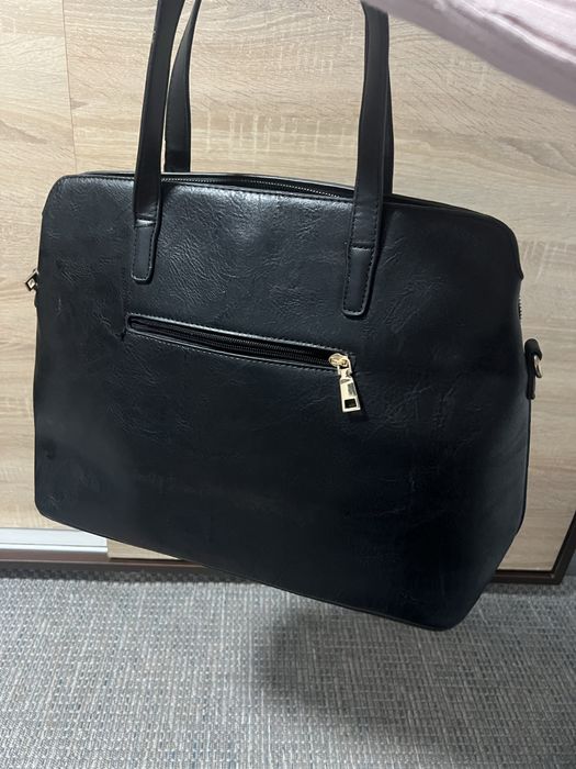 Vând geantă de culoare neagră.