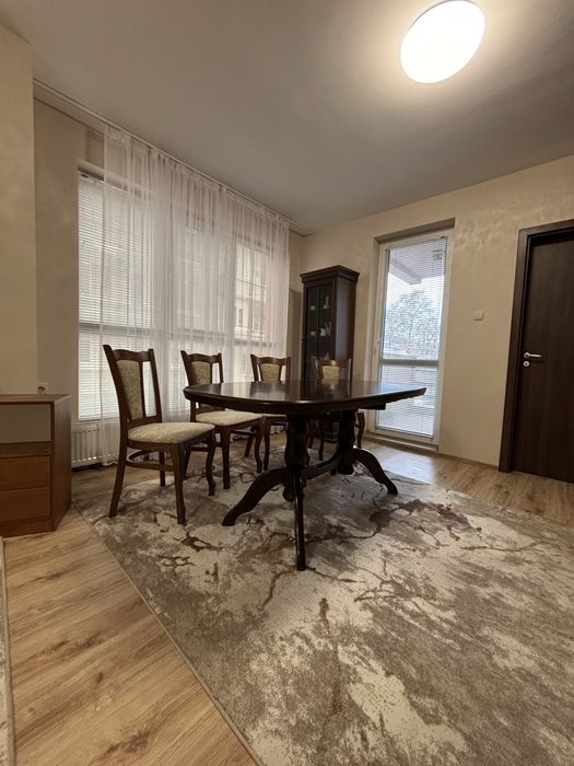 Интерирона дървена маса с 6 стола, не са използвани почти