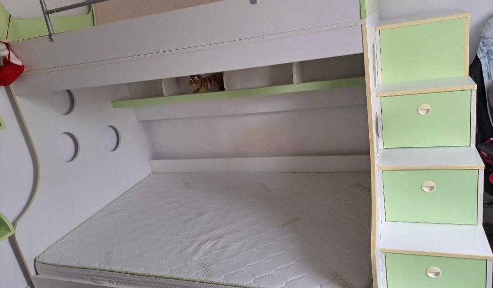 Pat supraetajat cu 2 sertare  trepte pt depozitare + 2 saltele Dormeo