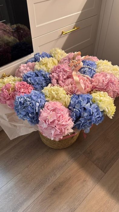 Пышные гортензии в пастельных тонах — роскошная корзина
