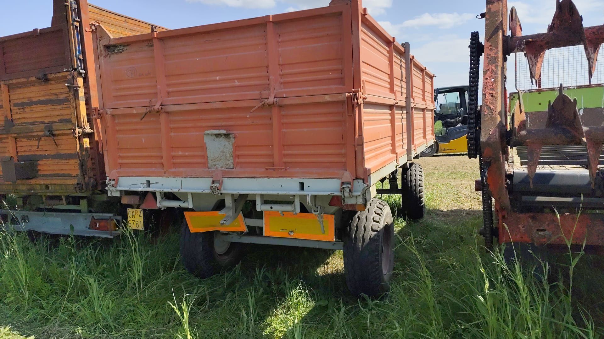 Remorca agricola basculabila trilateral