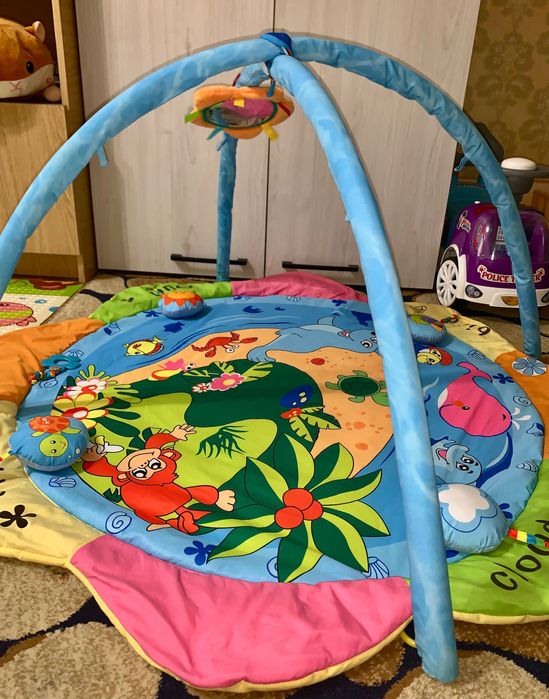 Детский коврик с игрушками
