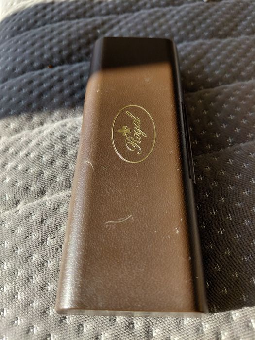 Елегантен дамски часовник-пендатив. Марка  Royal. .  Swiss made