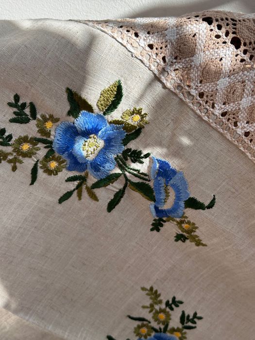 Красива квадратна покривка с изящна бродерия