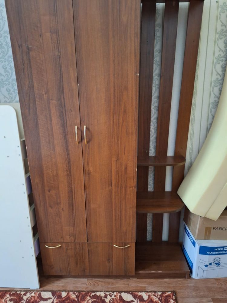 Продам вешалку в прихожую