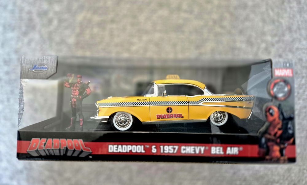 Deadpool cu Taxi Galben 1957 Chevy Bel Air – Miniatură 1:24, Sigilat