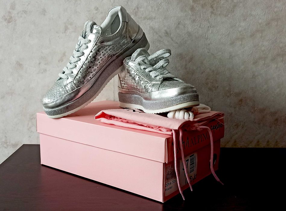 Сребърни маратонки