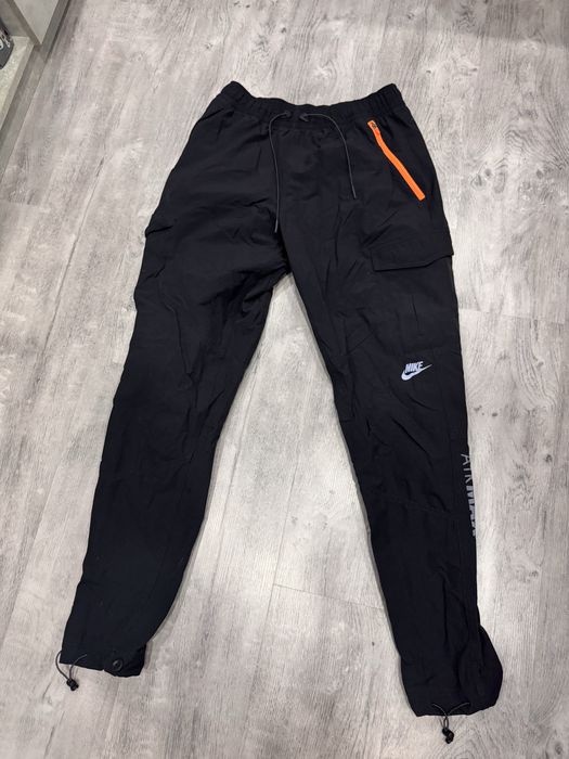 Pantaloni Nike.