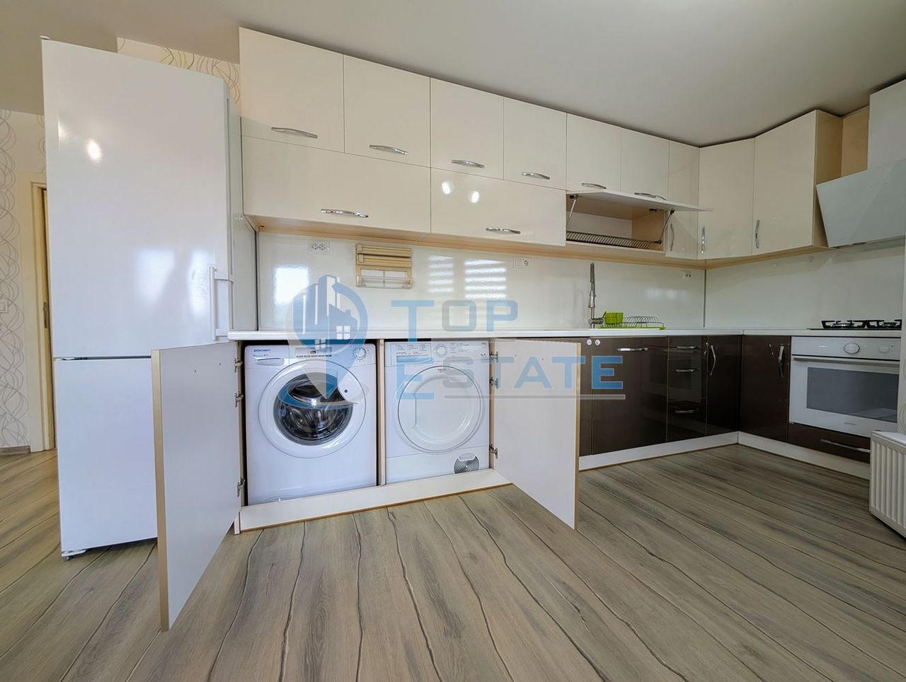 Продава се Тристаен апартамент в Велико Търново, Център - 107 кв.м за 1673 €/кв.м - Снимка #10