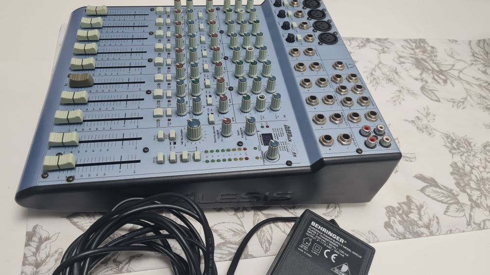 Mixer Alesis cu efecte voci