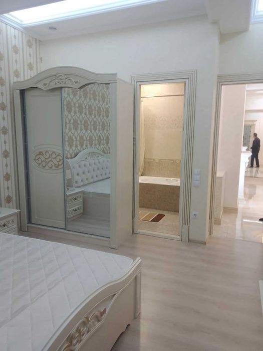 Chorsu Ganga 4 xonalik 120kv kvartira beriladi Toshkent city oldida