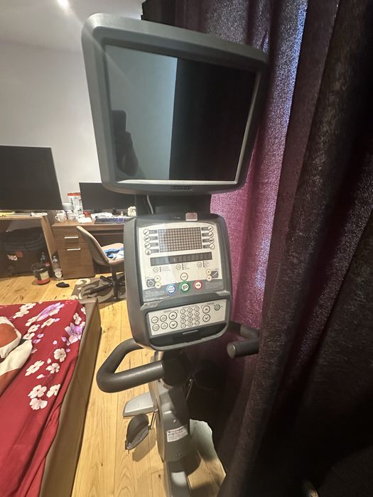 Bicicletă fitness Matrix TX5 recumbent – cu TV și multiple funcții