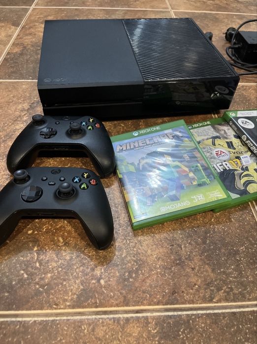 XBOX ONE 1TB+2 controller+fifa23/17/24+minecraft+gta5