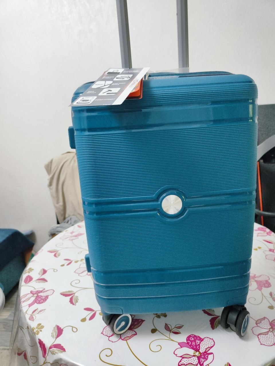 Новый , удобный чемодан.