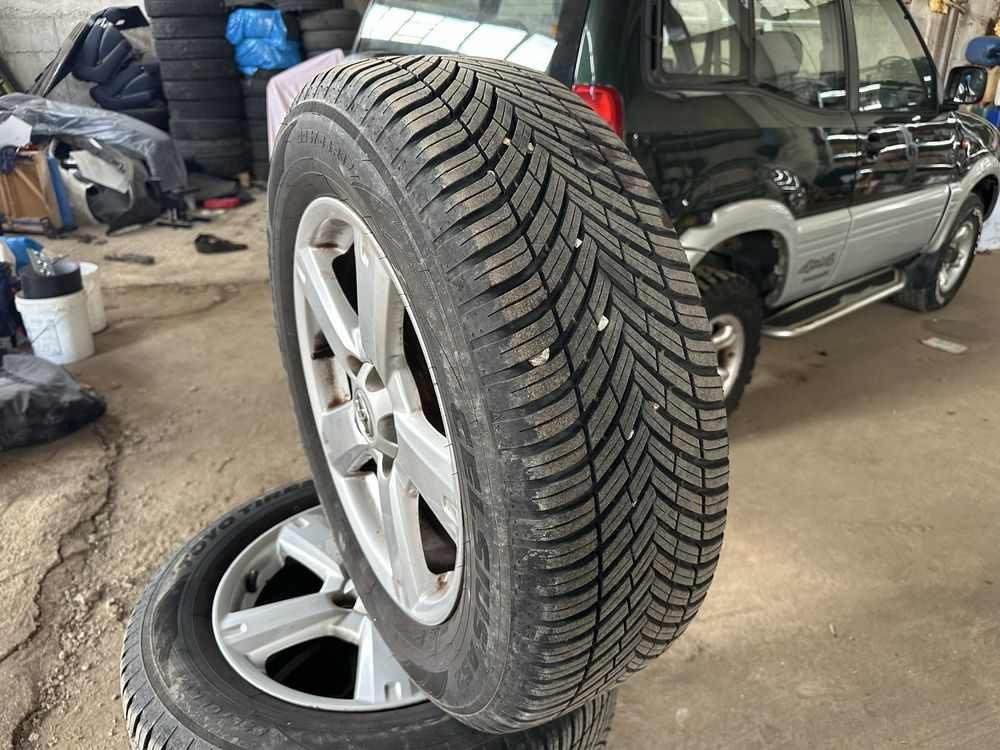 17,5x114.3 Toyota RAV4 с нови всезонни гуми 215/65/17 Toyo Celsius AS2